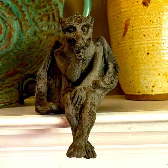 Gargoyle Thumb Sucking 7 1/4” Sitting Baby Goyle Winged Statue Shelf Sitter - Picture 3 of 9